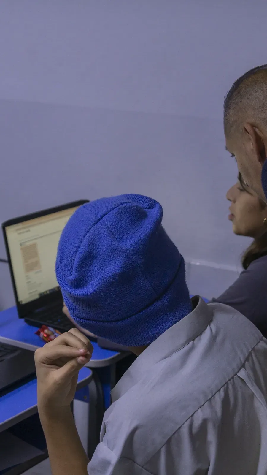 Estudiantes trabajando con portátiles en clase