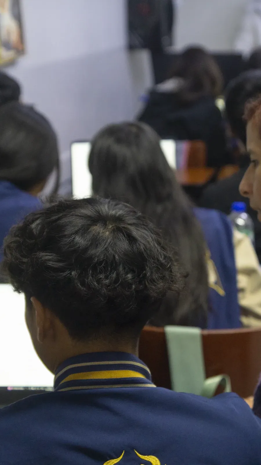 Estudiantes de secundaria siguiendo la sesión